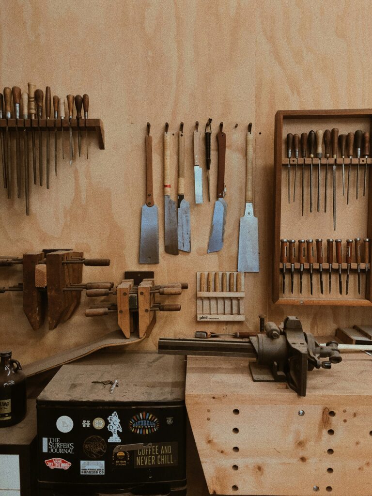 Plan de travail avec divers outils de bricolage
